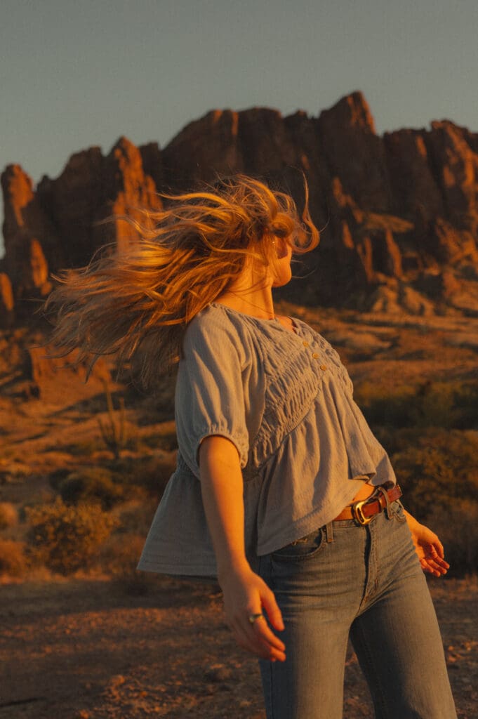 Photograph-of-high-school-senior-girl-at-the-superstition-mountains-in-arizona
