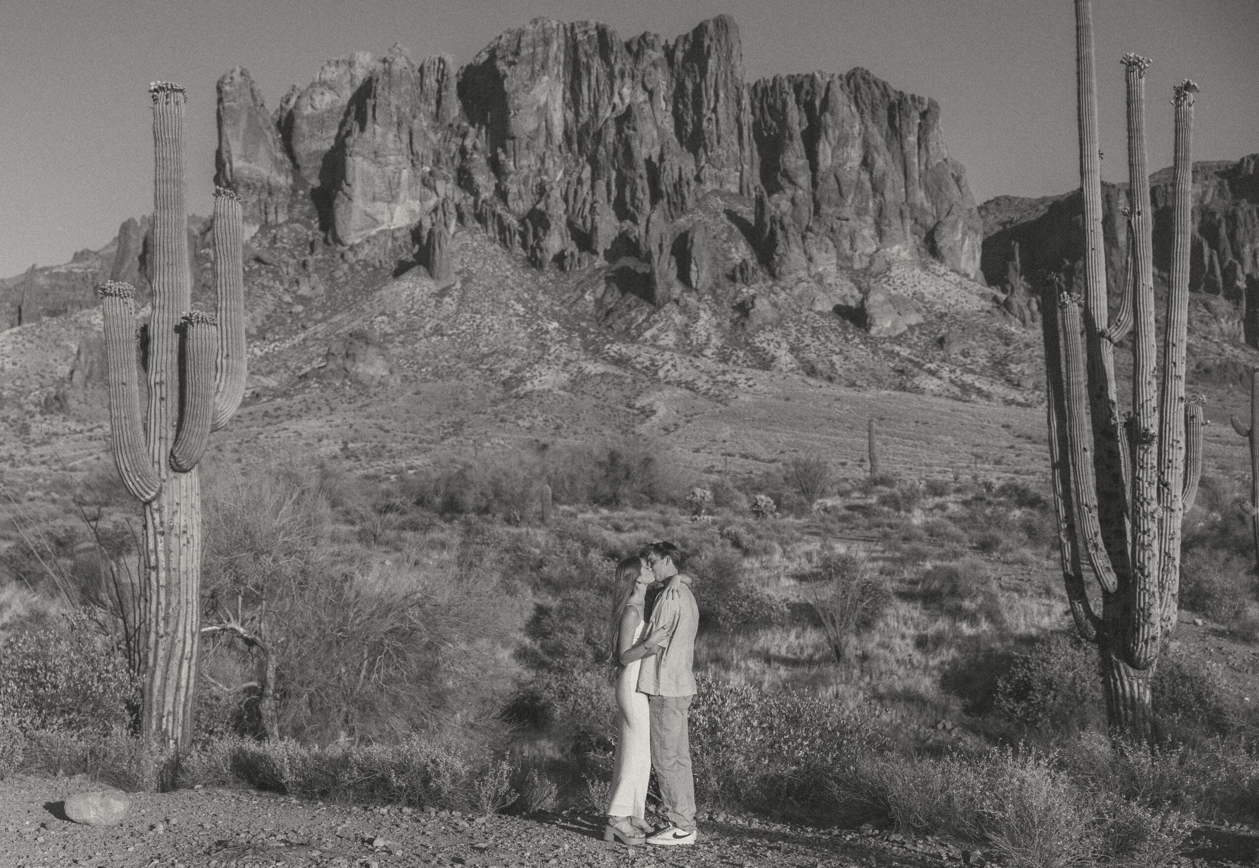 engagement-photo-at-lost-dutchman-state-park